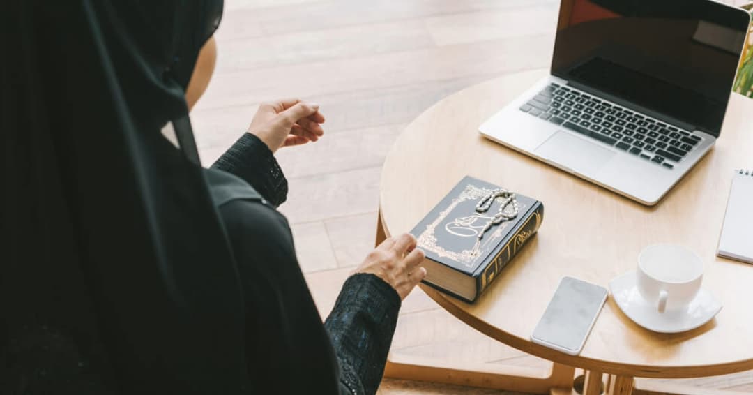 Female Quran teacher teaching online - Quran Online Lessons