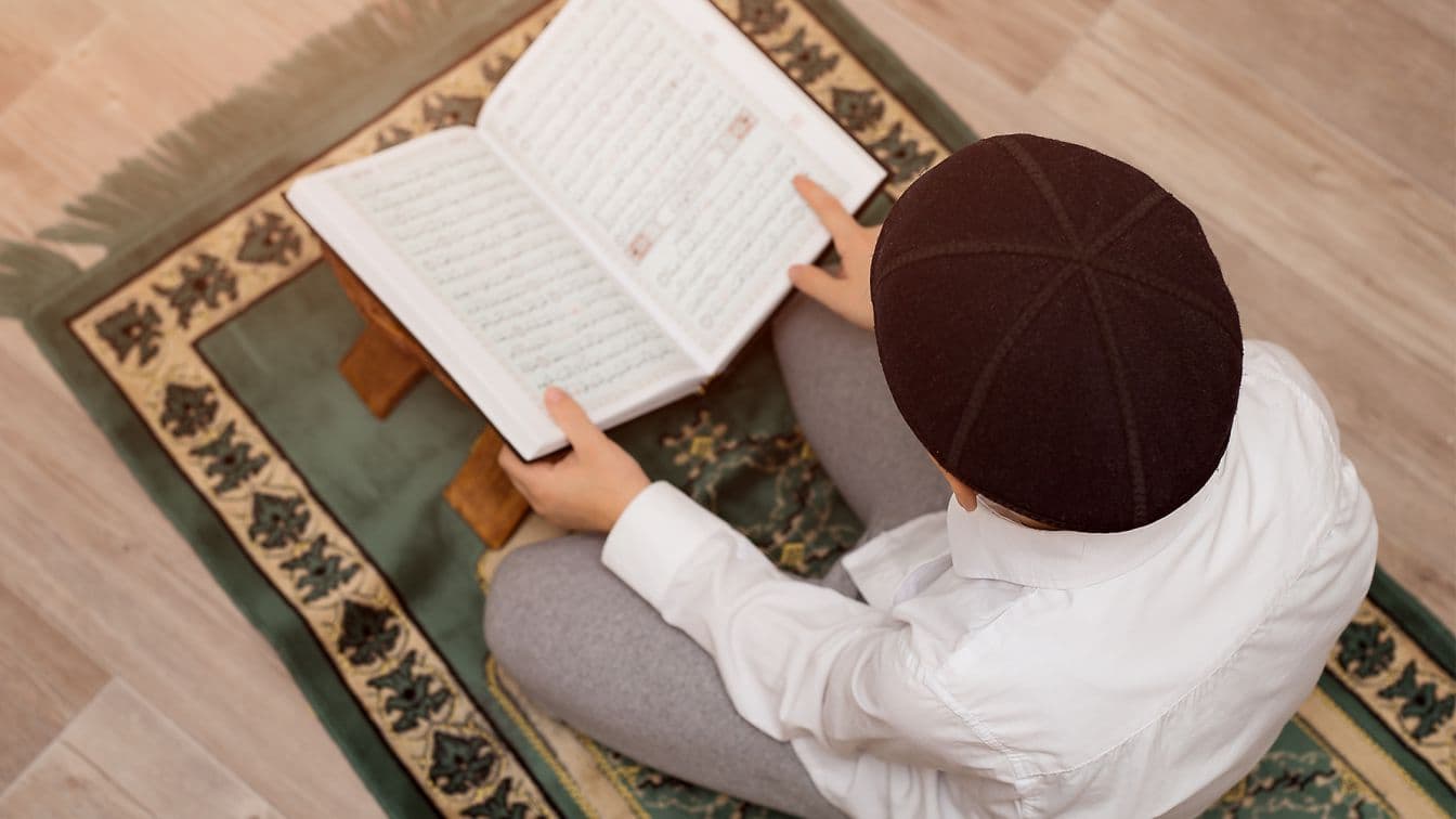 Child learning Quran online - Kids Quran Classes